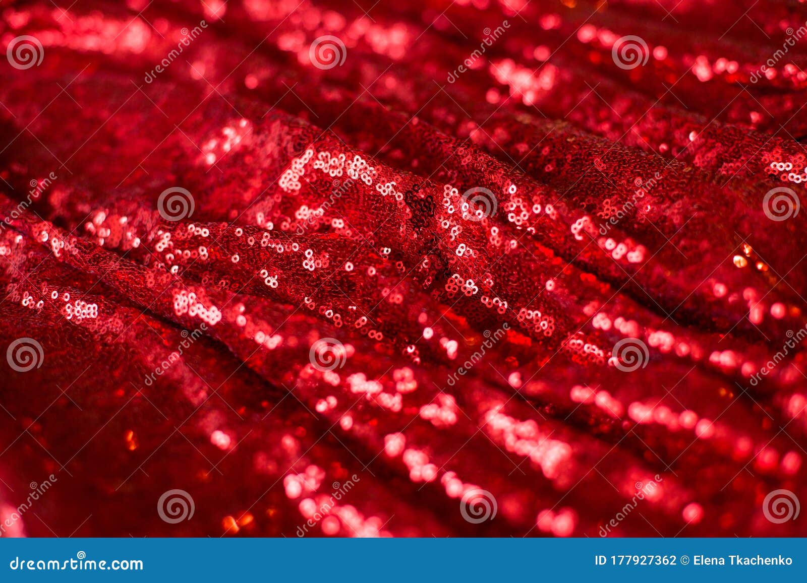 Vải đỏ bóng sáng với nếp gấp là sự lựa chọn hoàn hảo cho bất kỳ áo dài, váy hay đầm nào. Với độ sáng bóng và nếp gấp tinh tế, vải này sẽ khiến bạn thật sự nổi bật trong mỗi bức ảnh. Hãy cùng chắc chắn rằng vải đỏ bóng sáng với nếp gấp sẽ không làm bạn thất vọng.