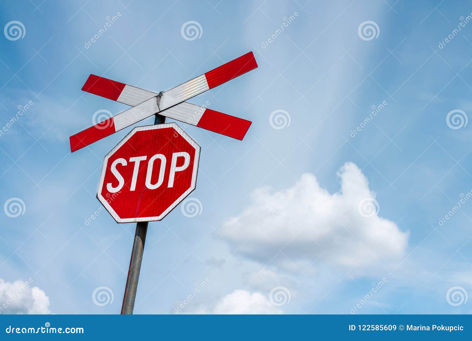 Biển Stop lưu thông luôn là một biển báo quan trọng giúp tăng tính an toàn cho mọi người tham gia giao thông. Hãy nhấp vào hình ảnh để tìm hiểu những điều bạn cần biết về biển Stop và cách áp dụng chúng khi lái xe.