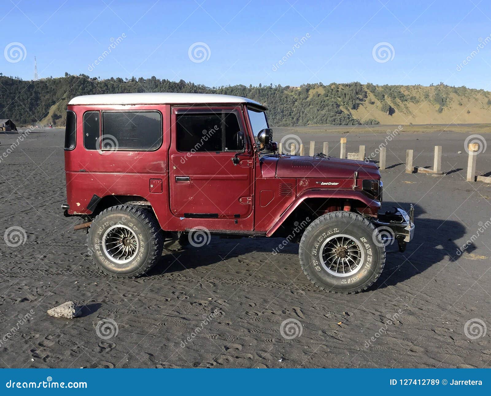 Red Toyota Land Cruiser editorial stock image. Image of asia - 127412789