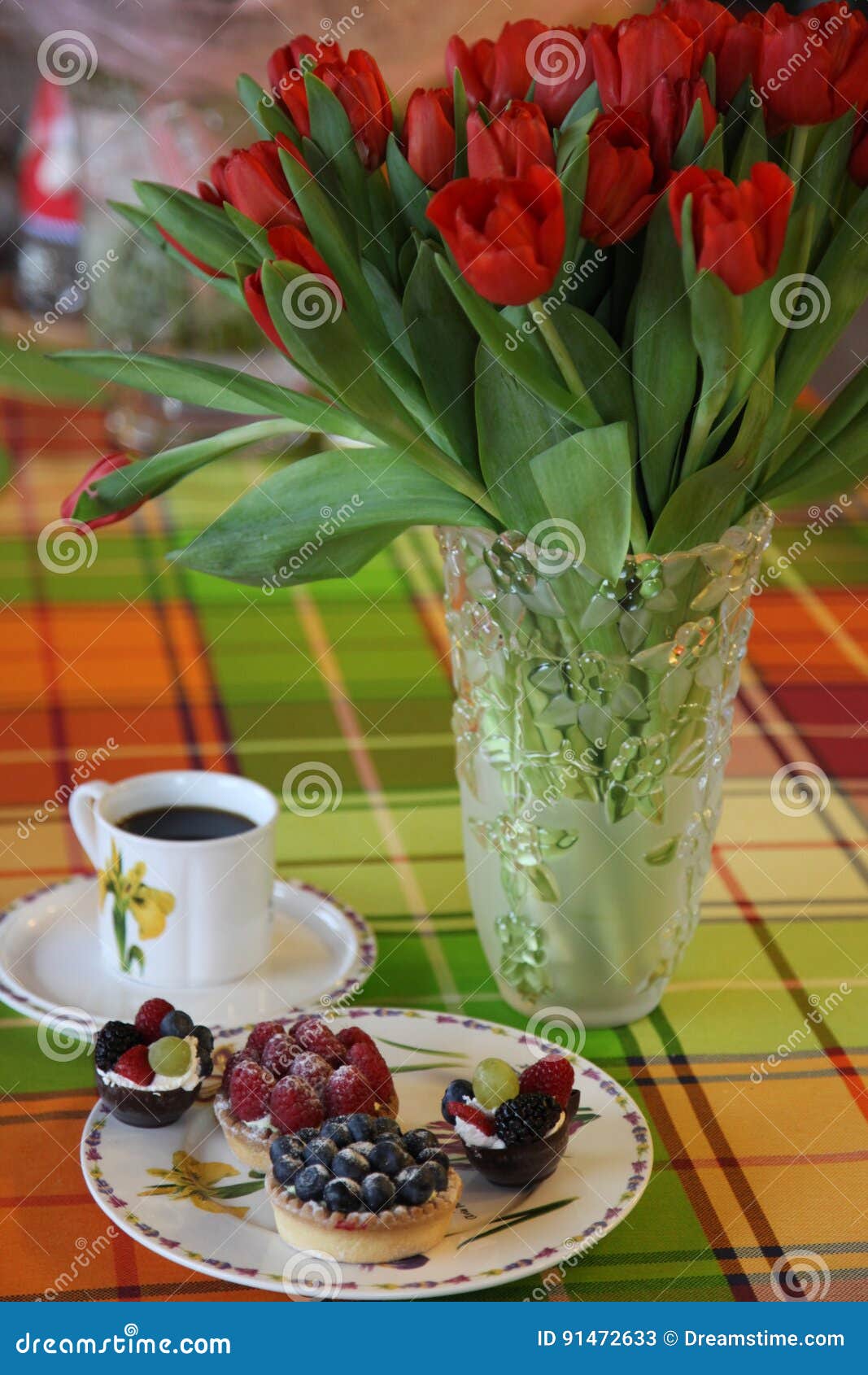 red tulips cakes tartas coffee breakfast