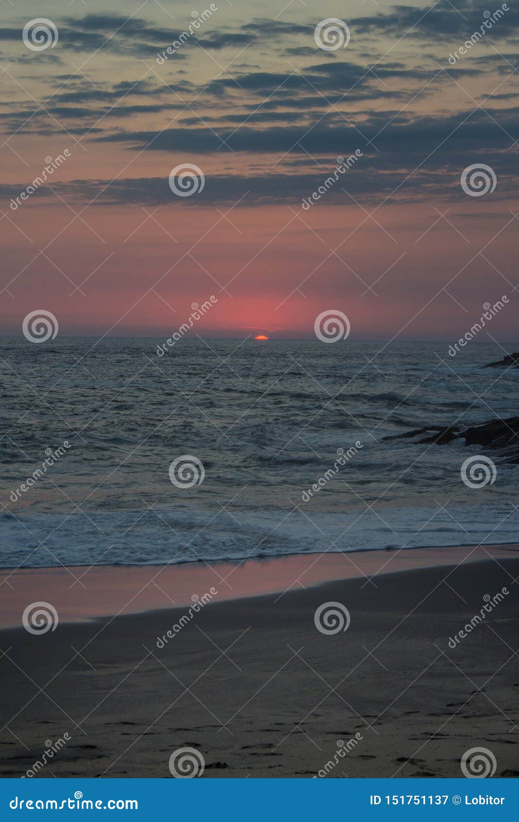 sun hiding on the horizon in mazunte beach