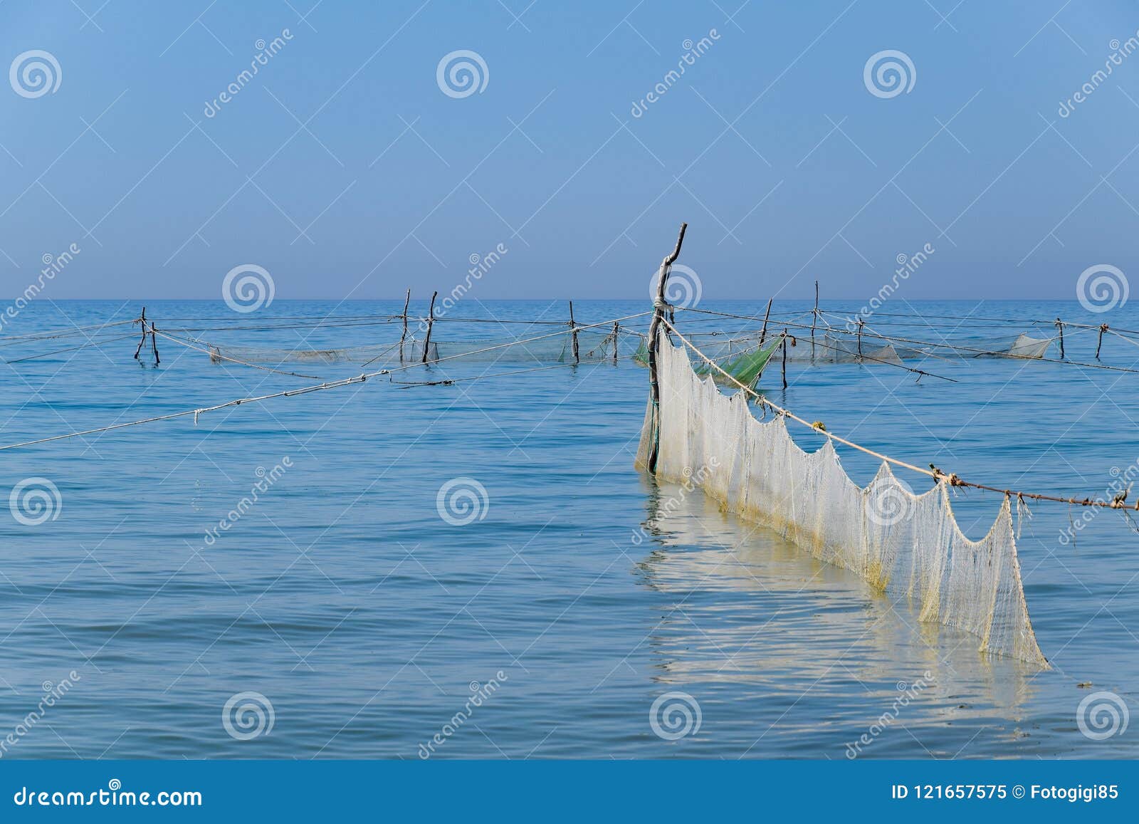 Redes De Pesca Fijadas En El Mar Redes De Pesca Imagen de archivo - Imagen  de costa, estilo: 121657575