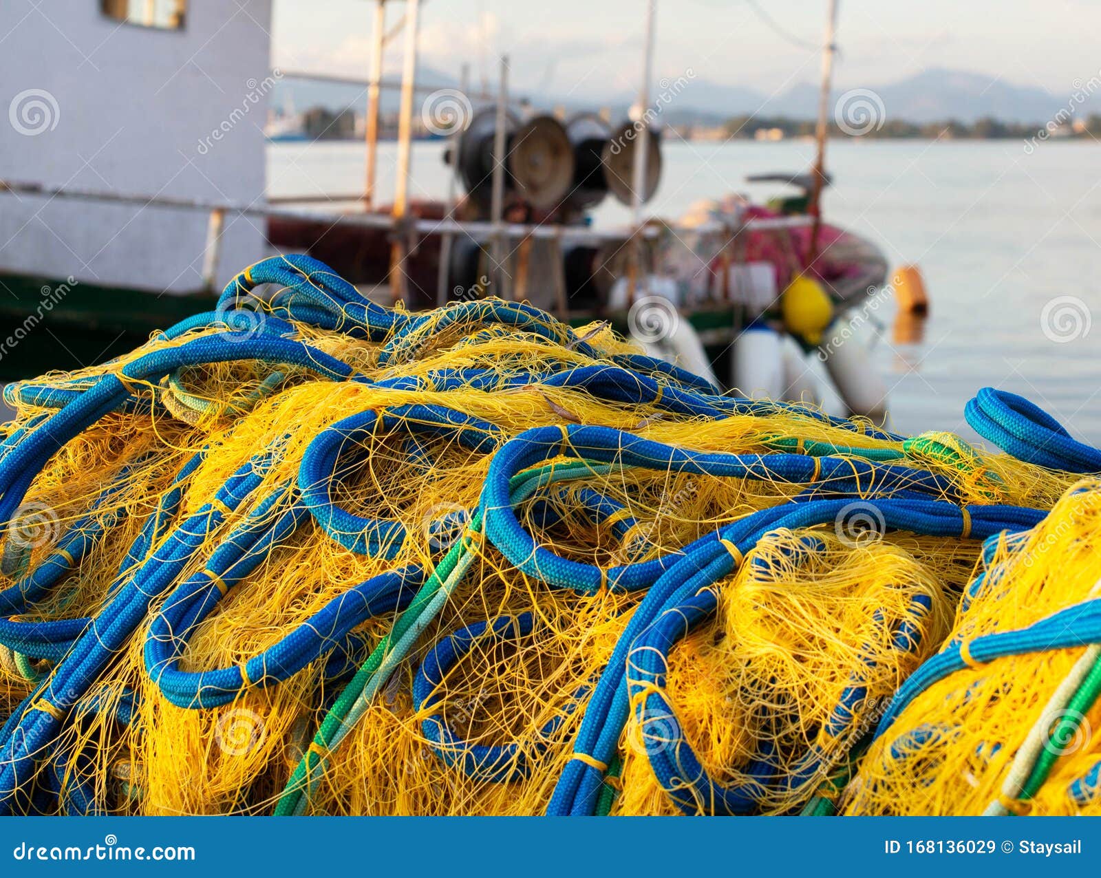 Redes De Pesca Y Embarcaciones De Pesca Mar Mediterráneo, Grecia, Preveza  Imagen de archivo - Imagen de pescadores, retén: 168136029