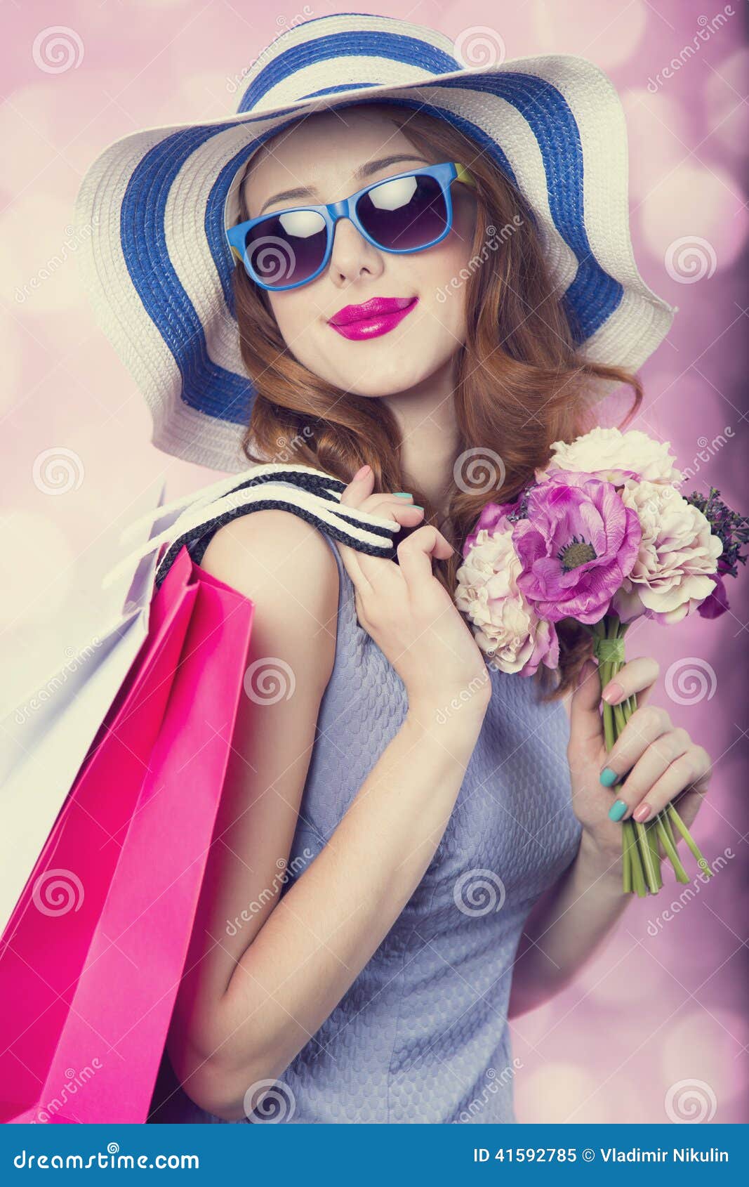 5,125 Fashion Model Shopping Bags Pink Stock Photos - Free & Royalty-Free  Stock Photos from Dreamstime