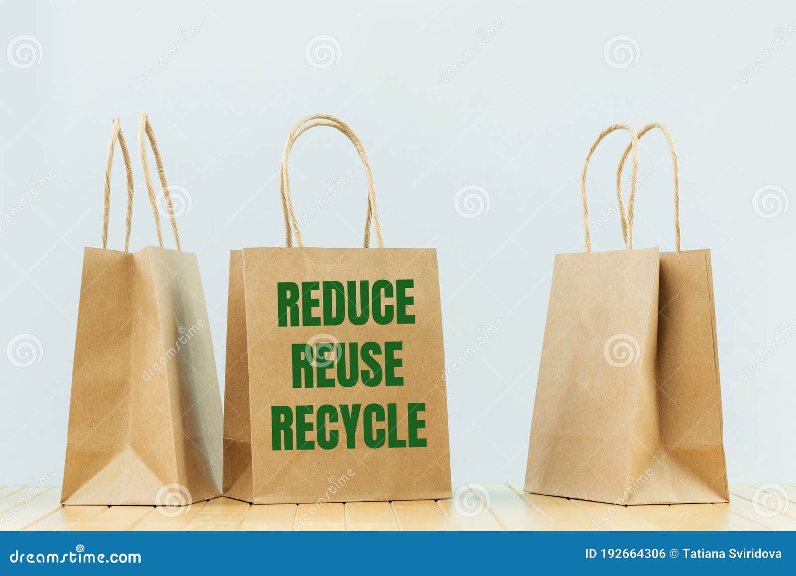 Reducir La Reutilización Del Texto De Reciclaje En Bolsas De Papel Simples.  Entrega Y Venta De Paquetes Foto de archivo - Imagen de comercio, producto:  192664306