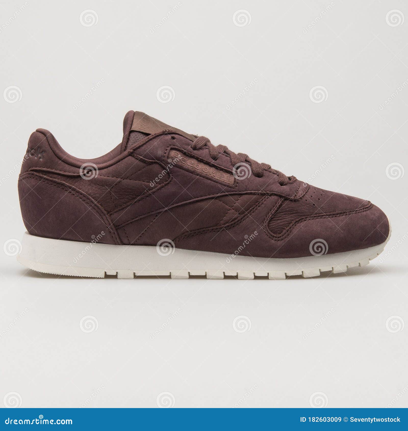 Reebok Oscuro Burgundy Sneaker Imagen de archivo editorial - Imagen de zapatillas, actividad: 182603009