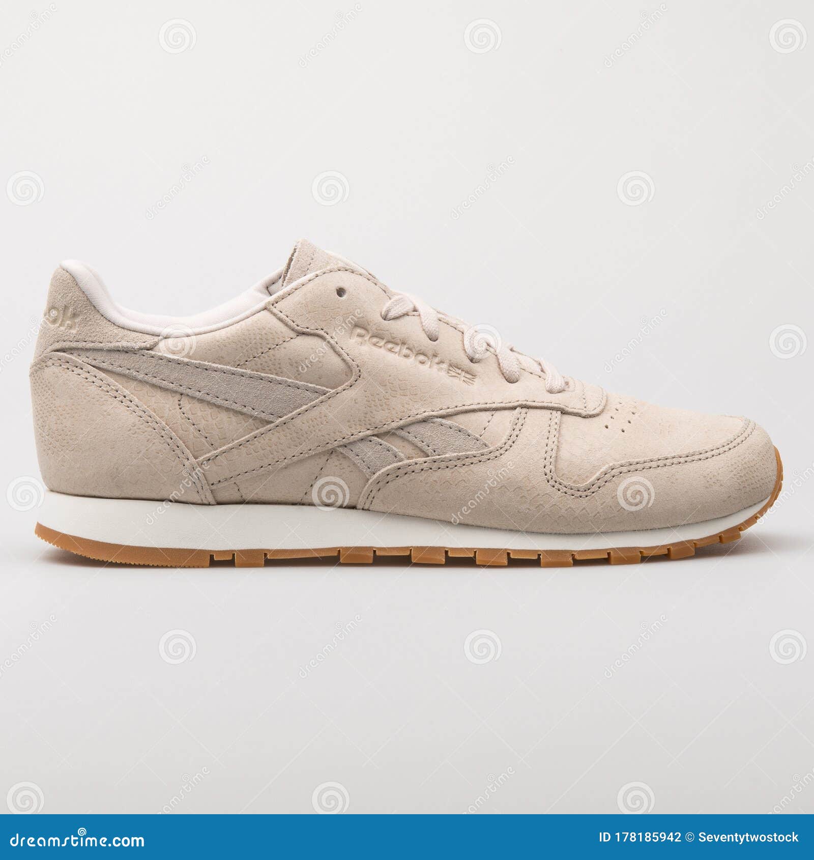 boot cafetaria begaan Reebok Classic Leather Clean Exotics Beige Sneaker Editorial Photography -  Image of shoe, item: 178185942