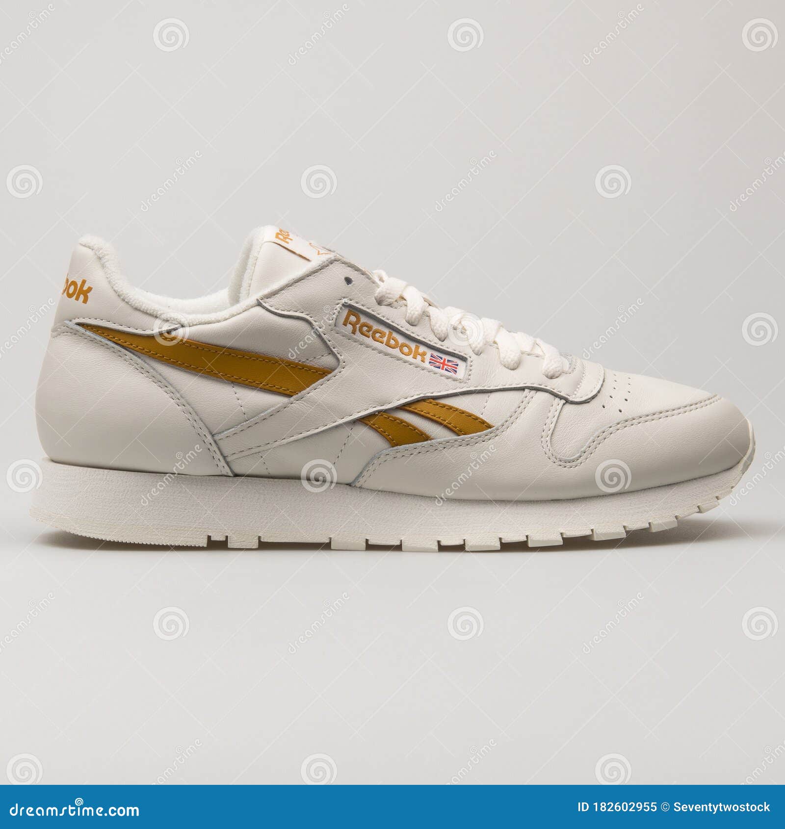 Máxima Tratamiento director Reebok Classic Leather Off White and Khaki Sneaker Editorial Image - Image  of kicks, color: 182602955