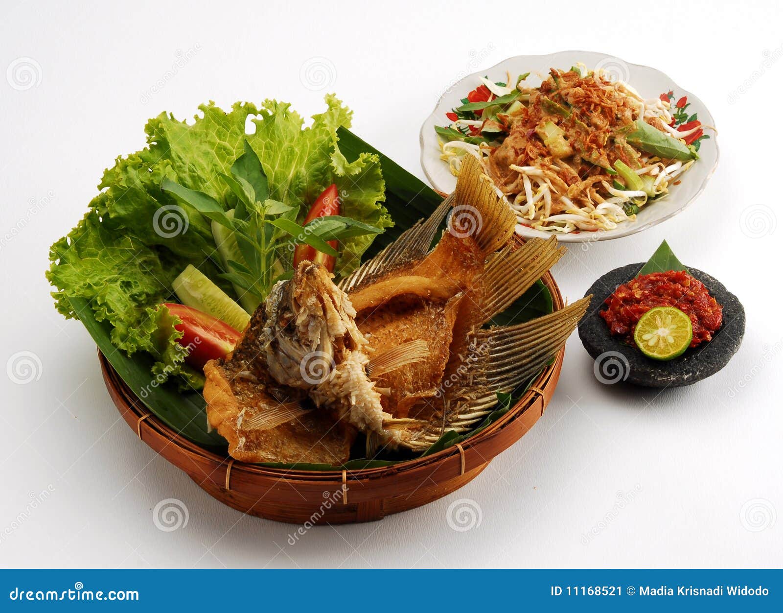 Refeição fritada do gurami. Close up da farinha de peixes fritada do gurami com saladas laterais, isolado no fundo branco.