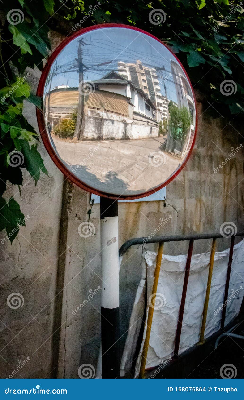 helder Fascinerend paniek Reflection in Concave Lens Mirror. Street or Traffic Concave Mirror Stock  Photo - Image of clear, driving: 168076864