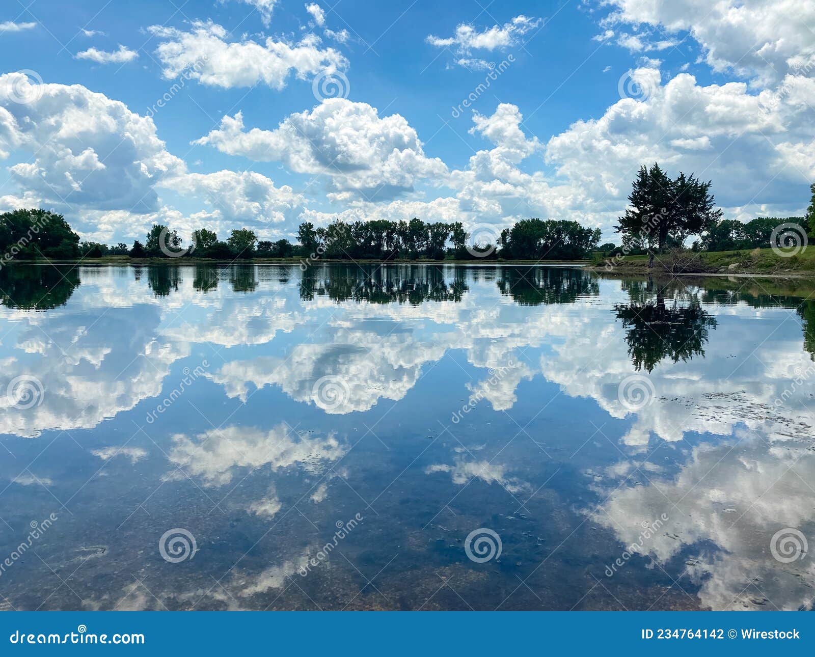 reflejo en el lago del parque mormon island en nebraska