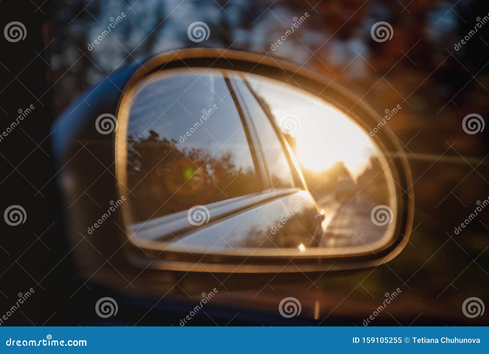 https://thumbs.dreamstime.com/z/reflektion-der-stra%C3%9Fe-im-sonnenuntergang-seitenspiegel-des-autos-nahaufnahme-159105255.jpg