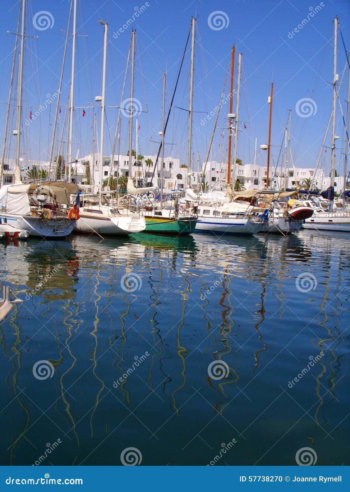 Reflexion von Yacht-Hafen-EL Kantaoui Marina Tunisia. Luxusyachten und ihre Maste reflektierten sich im tiefen blauen Wasser von Jachthafen Hafen-EL Kantaoui, Tunesien