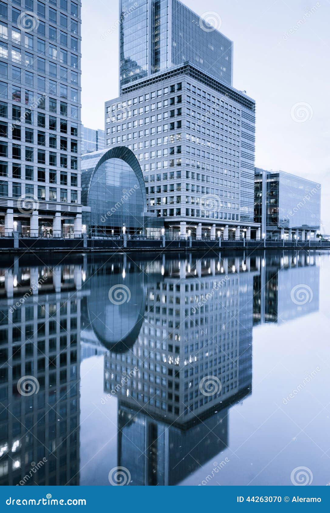 Reflexionen in Canary Wharf, London. Reflexionen von Gebäuden im Wasser, Canary Wharf, London