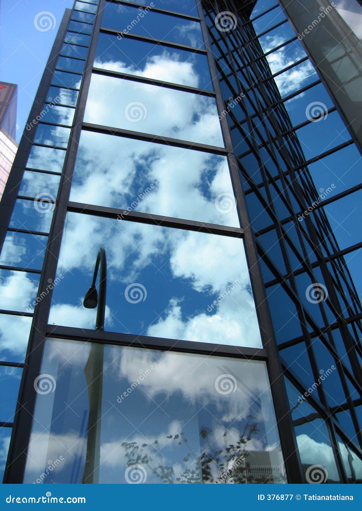 Reflexiones en un edificio. Reflexiones del cielo en un edificio en Montreal, Quebec, Canadá