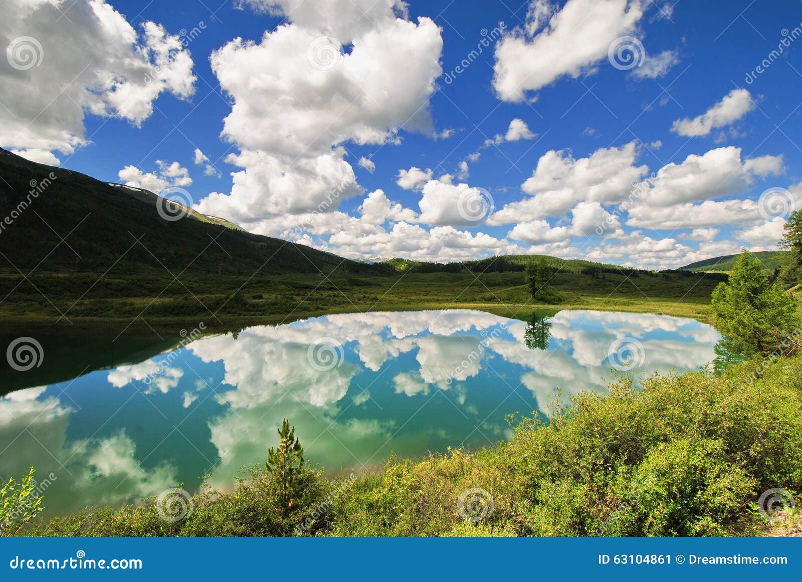 Reflexão das nuvens na superfície de uma passagem alpina de Ulagansky do lago