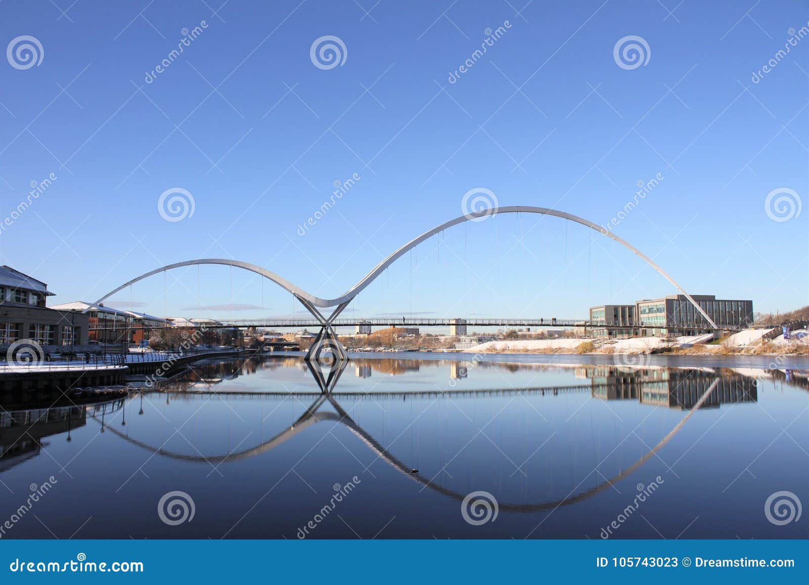 Reflexão da ponte da infinidade. A ponte da infinidade de Stockton reflete na barragem dos T