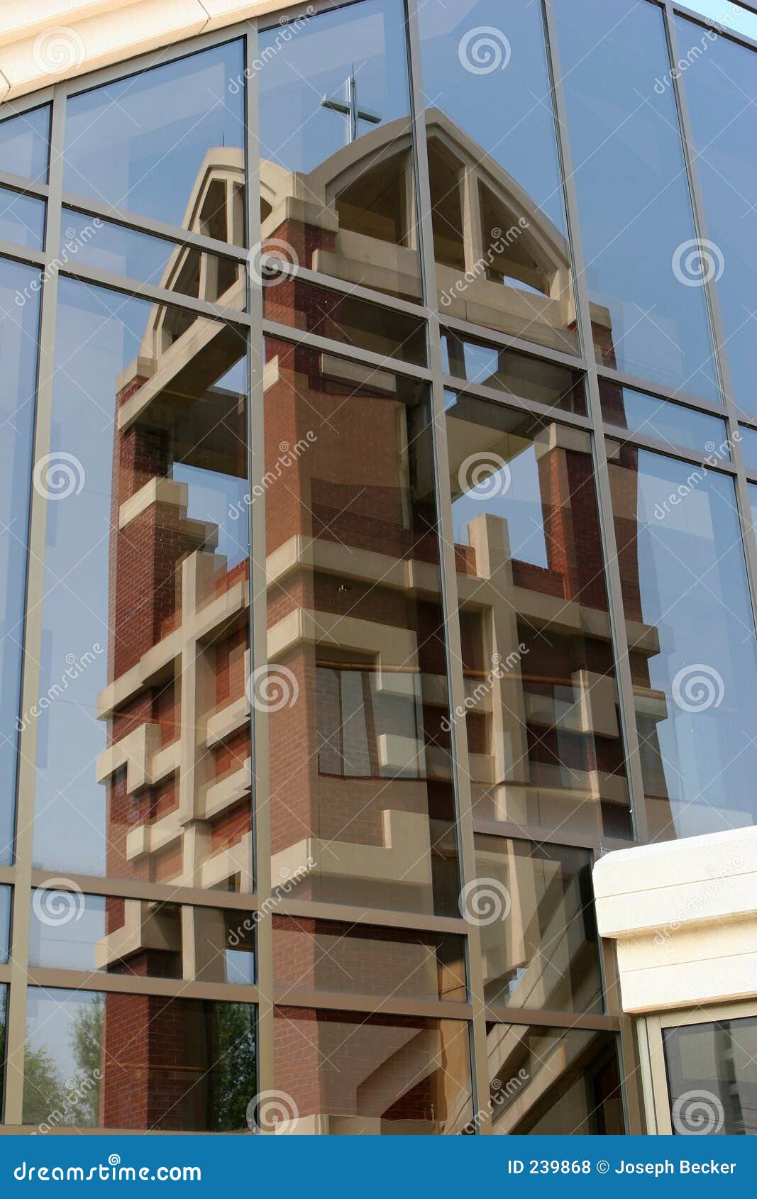 Reflexão de um Steeple da igreja. Um steeple moderno da igreja é refletido em um indicador