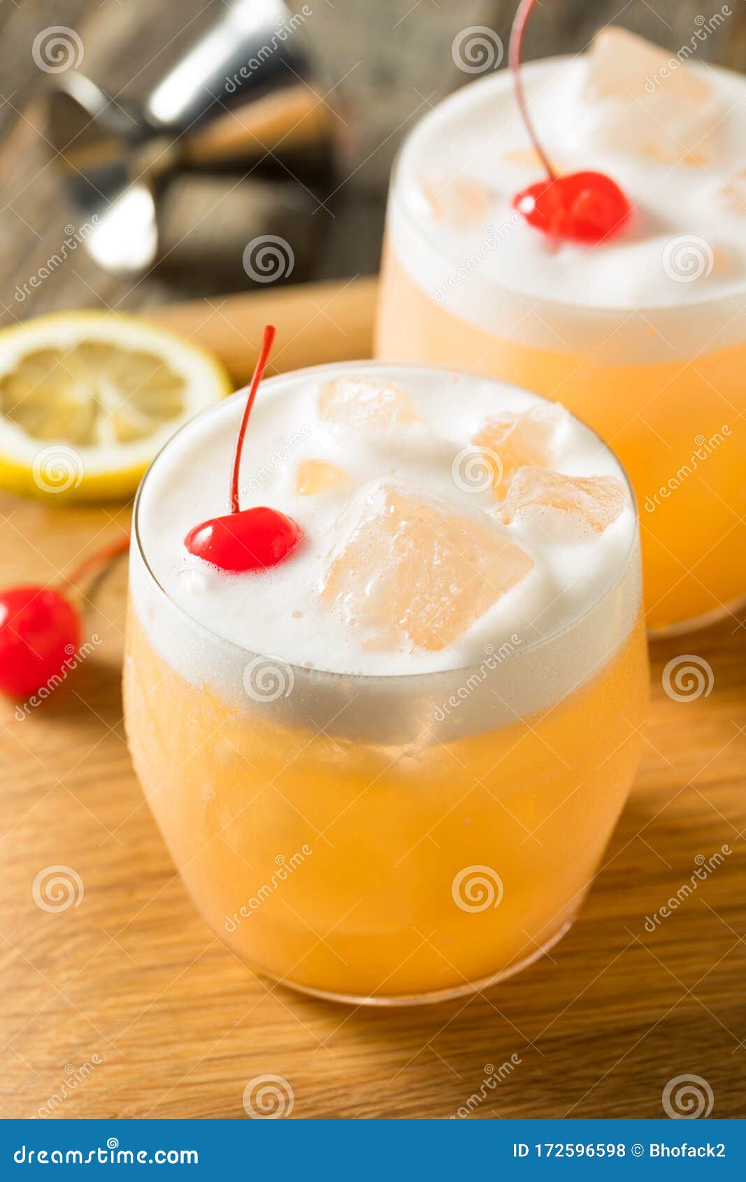 Hecho de muelle Prominente Refrescante Raki Vodka Sour Cocktail Foto de archivo - Imagen de dulce,  bebida: 172596598