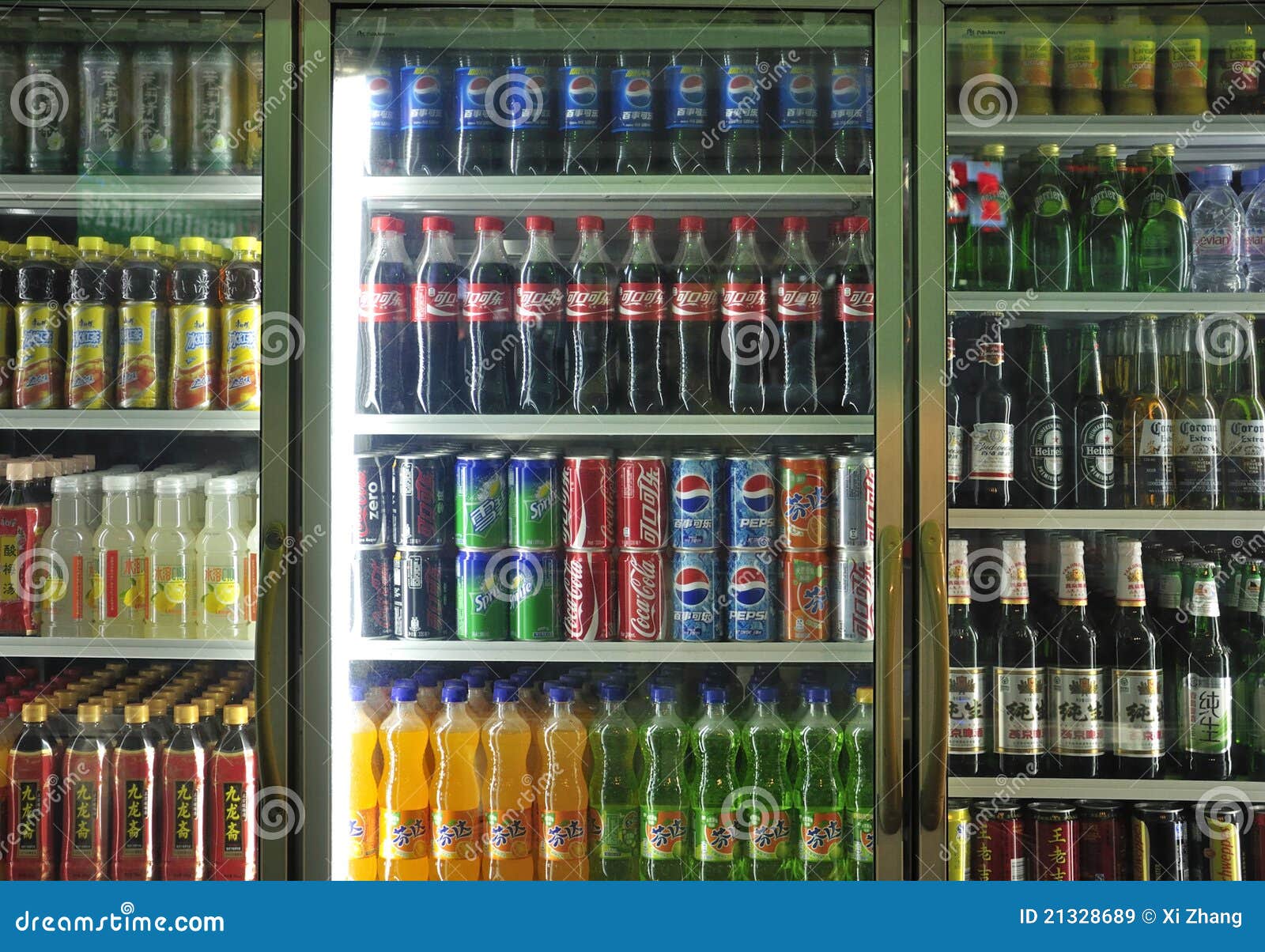 Refrescos e bebidas no supermercado. Bebidas e refrescos na prateleira do supermercado de China.