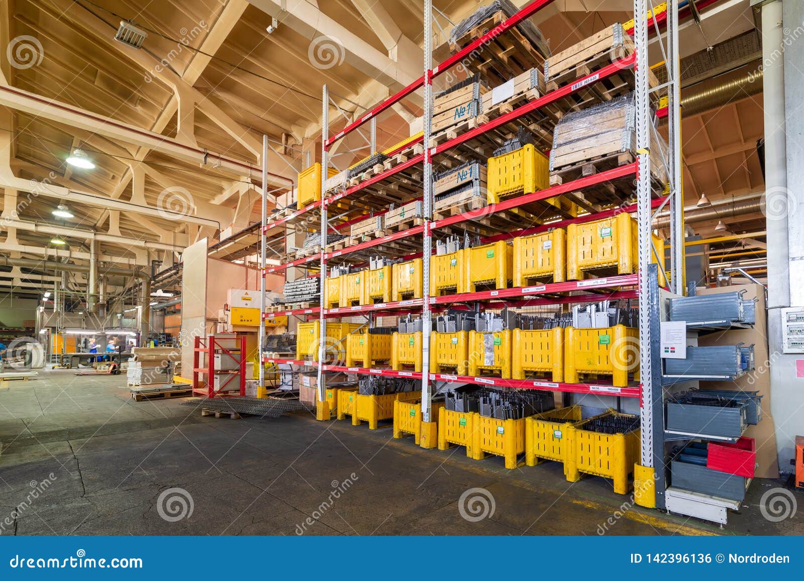 Refuerzo De Acero Almacén De La Fábrica Cajas Plásticas Amarillas Grandes En Estantes Foto de archivo - Imagen de material: 142396136