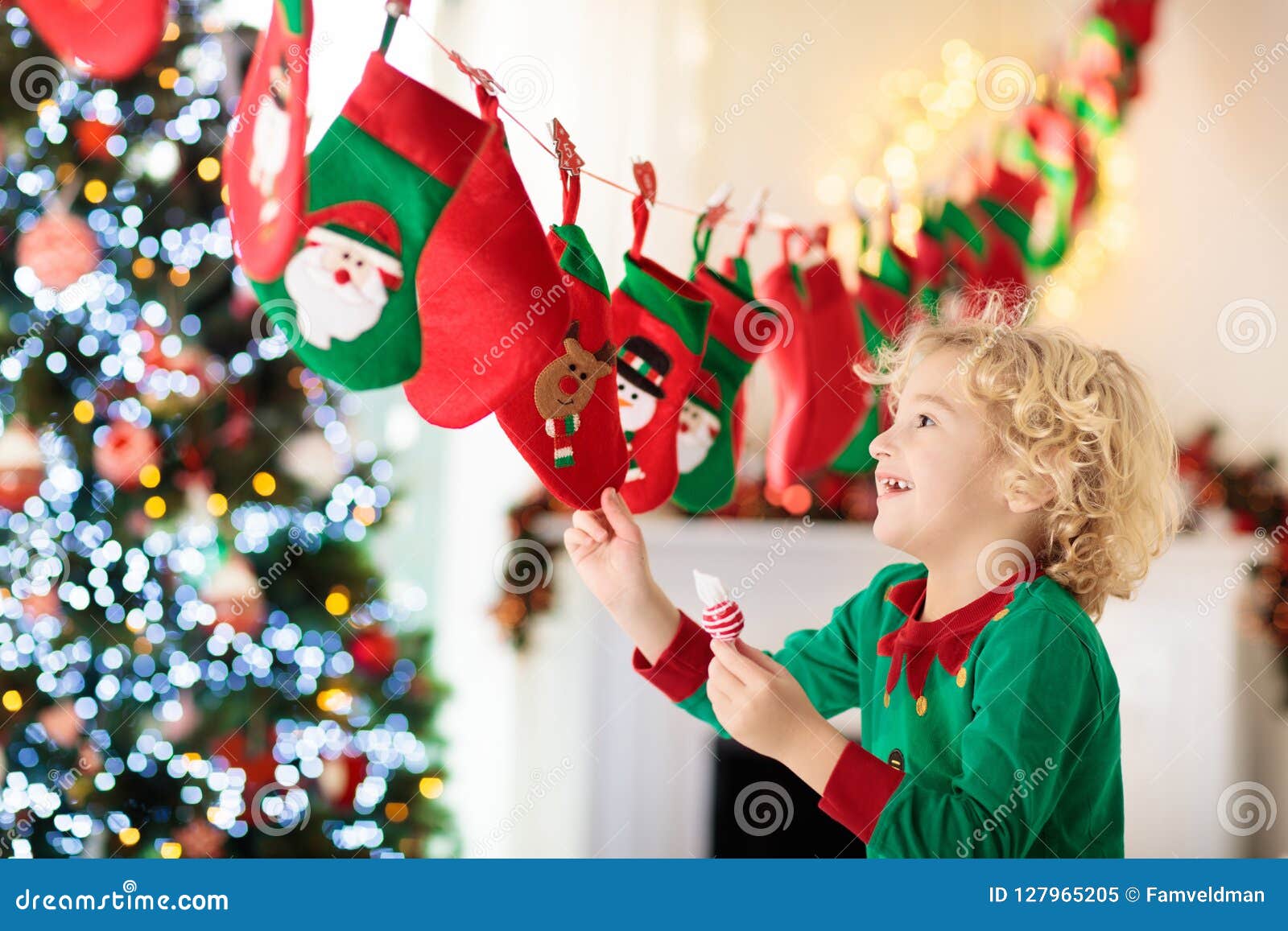 Cerca Regali Di Natale.Regali Di Natale Per I Bambini Calendario Di Avvenimento Immagine Stock Immagine Di Verde Cappello 127965205