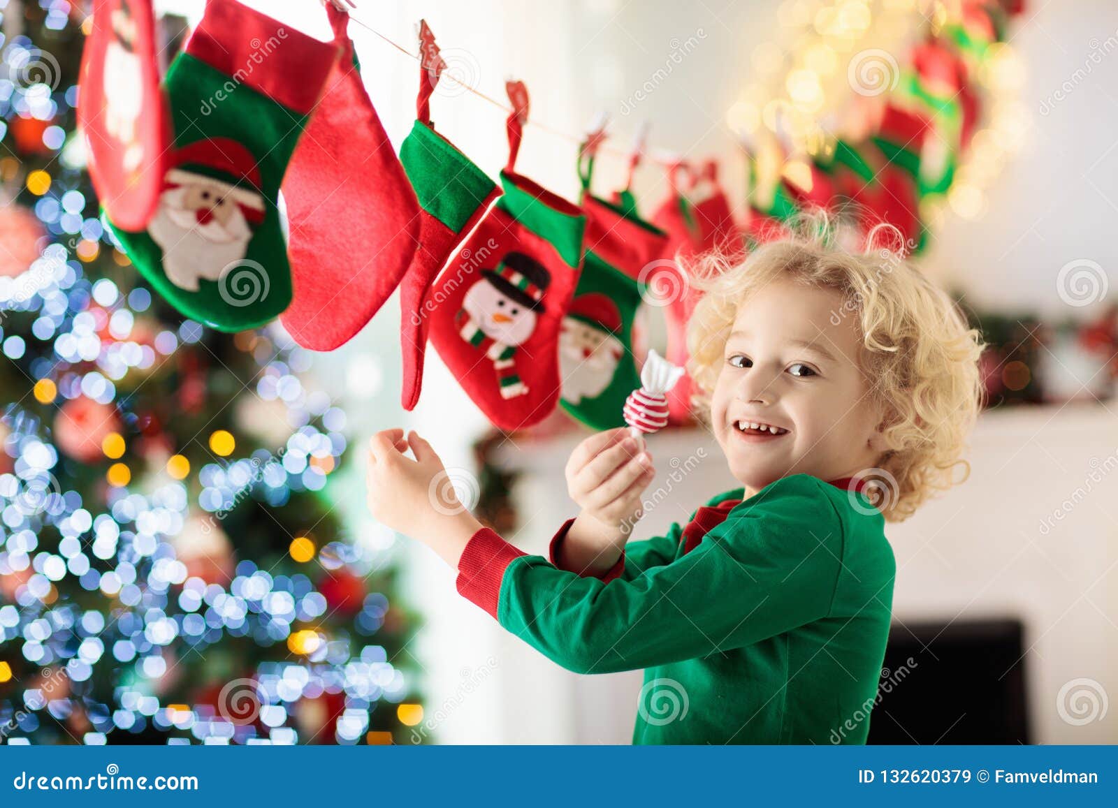 Stock Regali Di Natale.Regali Di Natale Per I Bambini Calendario Di Avvenimento Immagine Stock Immagine Di Mattina Felice 132620379