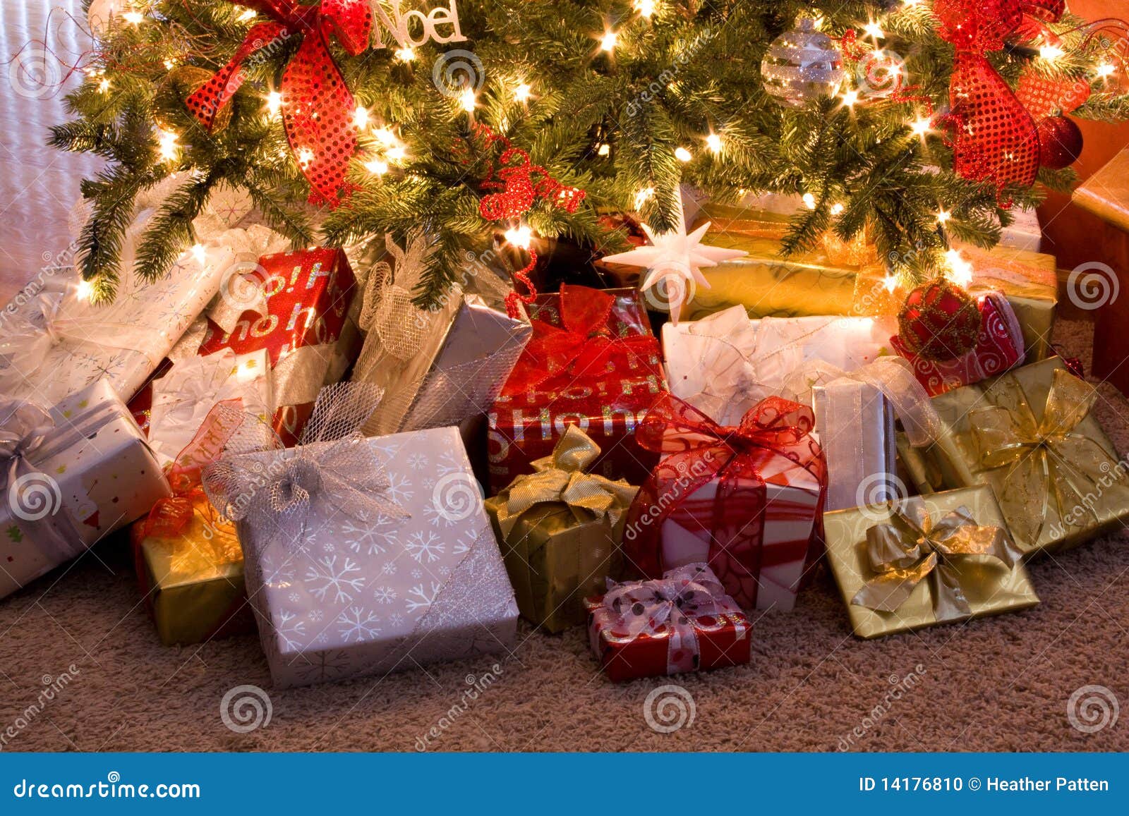 Natale Sotto L Albero.Regali Di Natale Sotto L Albero Fotografia Stock Immagine Di Luce Vigilia 14176810