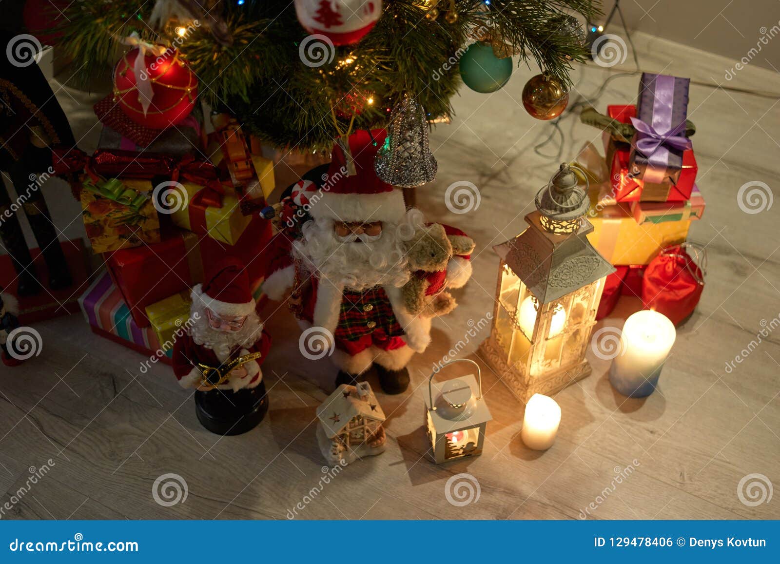 Natale Sotto L Albero.Regali E Decorazioni Di Natale Sotto L Albero Fotografia Stock Immagine Di Allegro Celebrazione 129478406