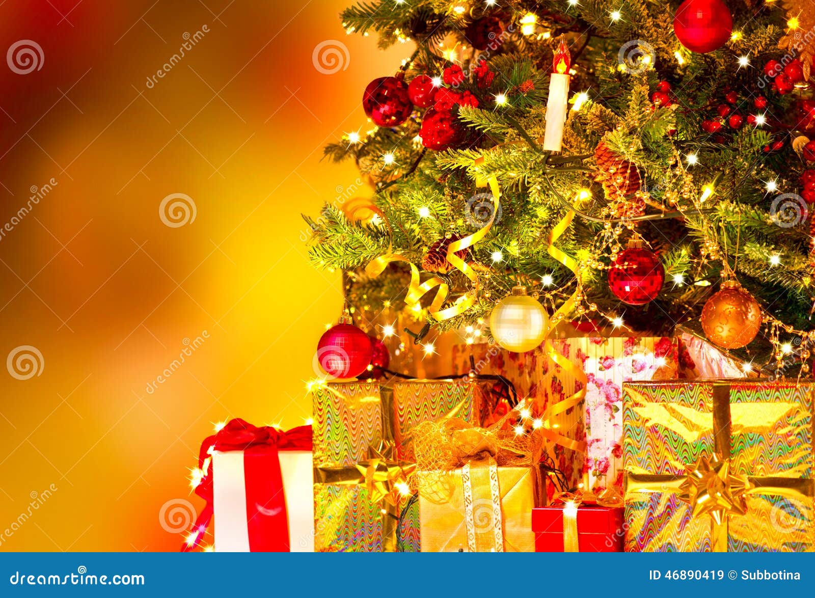 Regali Sotto L Albero Di Natale.Regali Sotto L Albero Di Natale Immagine Stock Immagine Di Interno Casella 46890419