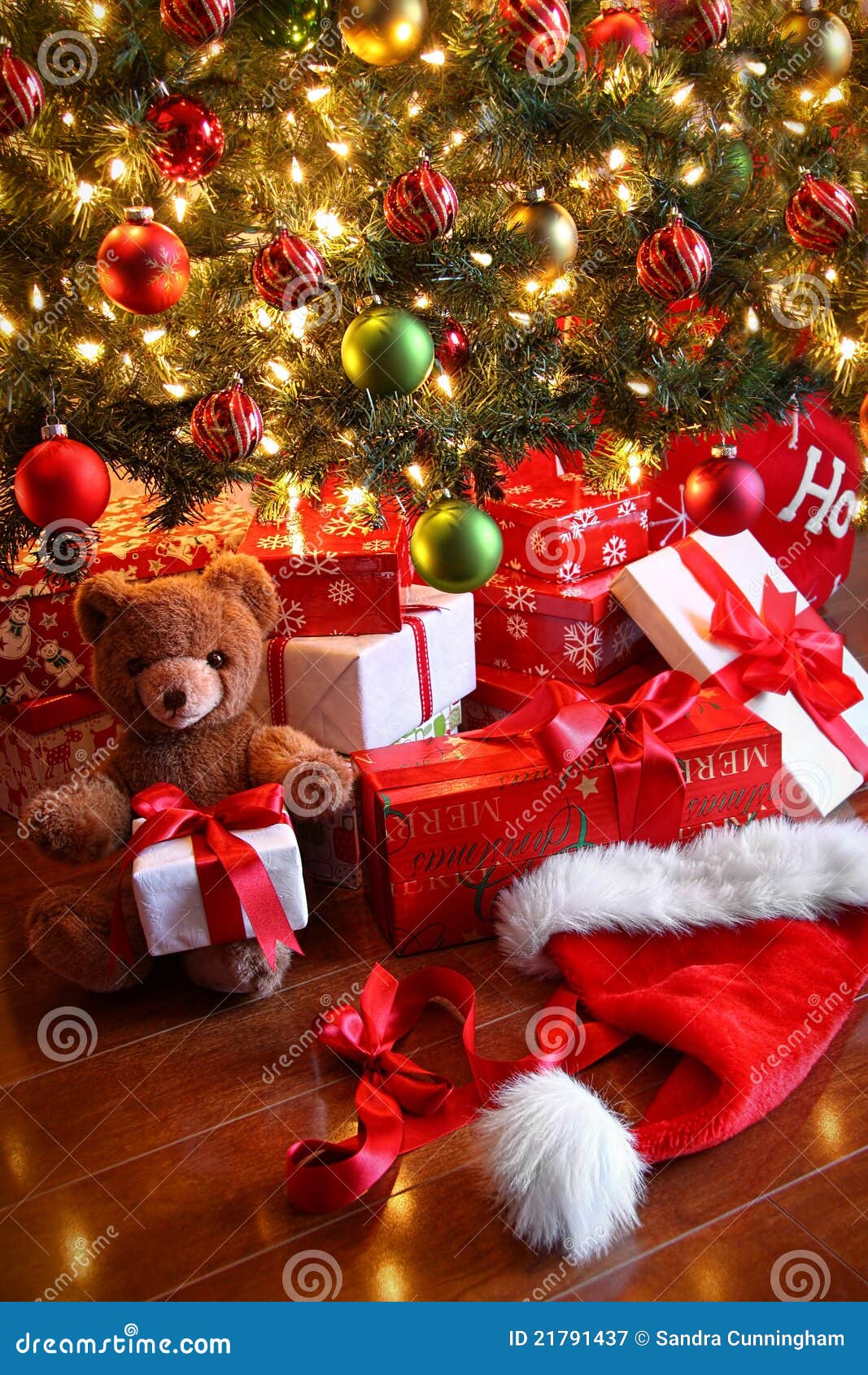 Regali Sotto L Albero Di Natale.Regali Sotto L Albero Per Natale Immagine Stock Immagine Di Lustro Festa 21791437