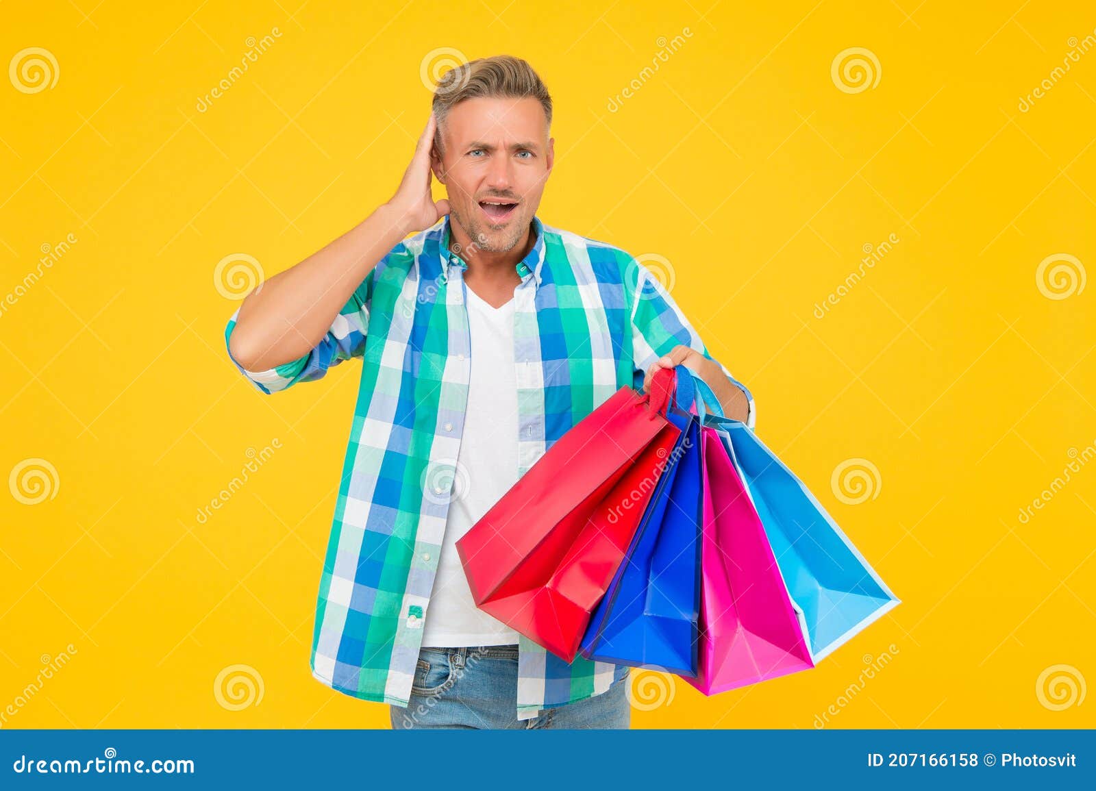 Venta De Flash De Vacaciones Y Oferta Especial. Ciberlunes En Tienda.  Cliente. Compras Masculinas Exitosas. Hombre Con Bolsos De P Foto de  archivo - Imagen de regalo, presente: 222755688