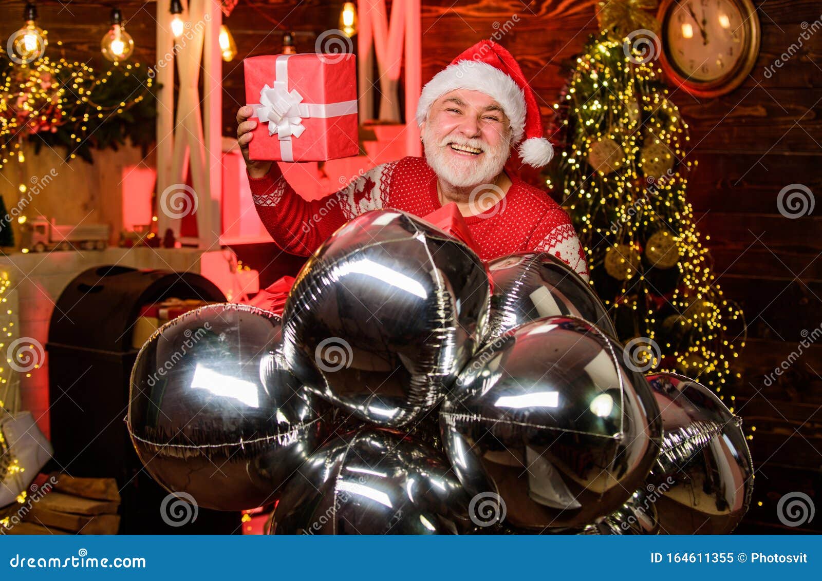 Regali Di Natale Per Una Famiglia.Regalo Di Natale Presenti Per La Famiglia Negozio Di Regali Uomo Babbo Natale Porta Una Scatola Regalo Con Palloncini D Argento Immagine Stock Immagine Di Aerostati Regalo 164611355