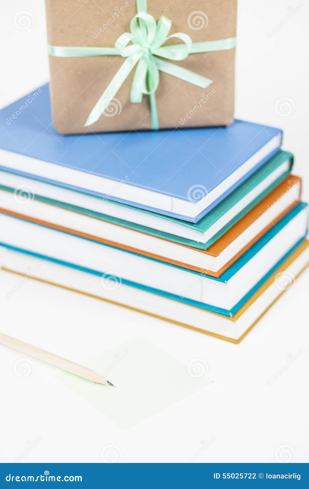 Regalo, Libro, Matita E Post-it Fotografia Stock - Immagine di formazione,  multicolore: 55025722