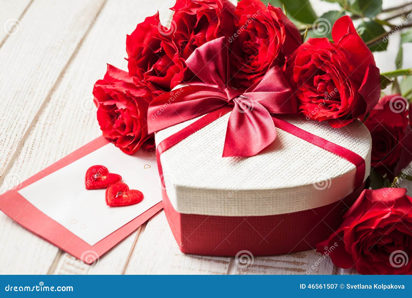 Regalo Y Rosas Del Día De Tarjeta Del De San Valentín Imagen de archivo Imagen de belleza, idea: