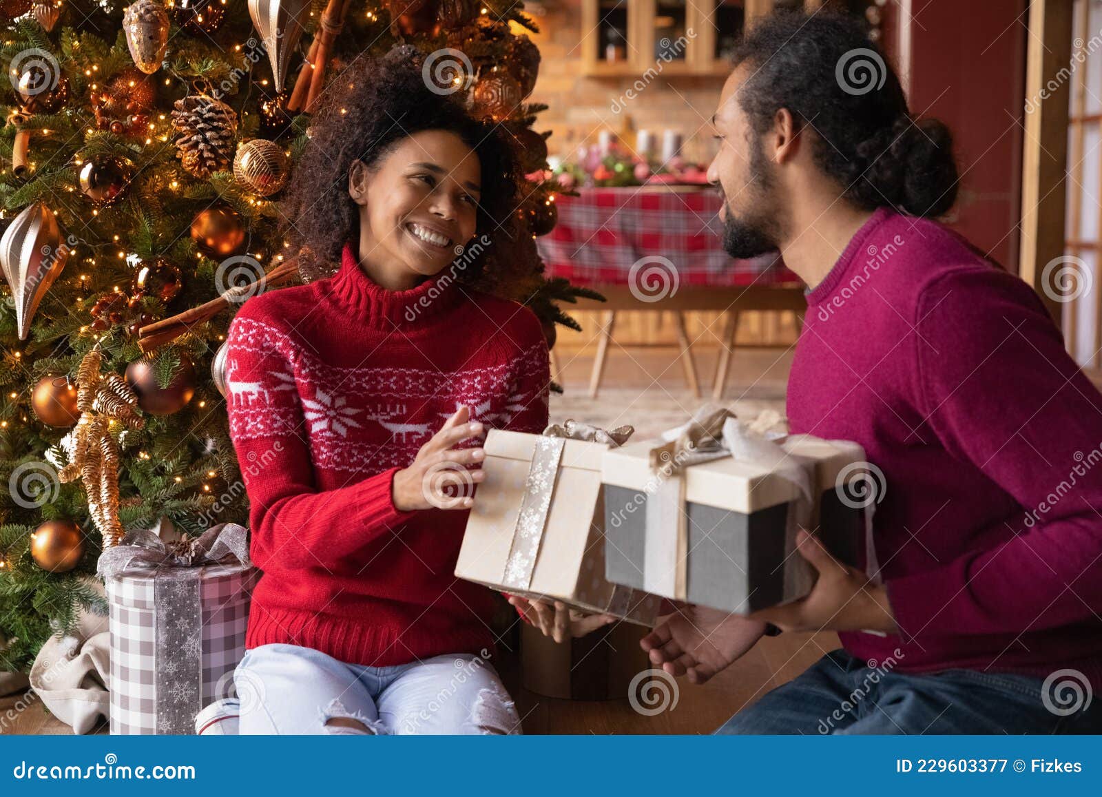 Regalos De Intercambio De Parejas Sonrientes En El Año Nuevo Imagen de archivo - Imagen de magia, hombre: 229603377 Regalos De Intercambio De Parejas Sonrientes En El Año Nuevo Imagen de archivo - Imagen de magia, hombre: 229603377