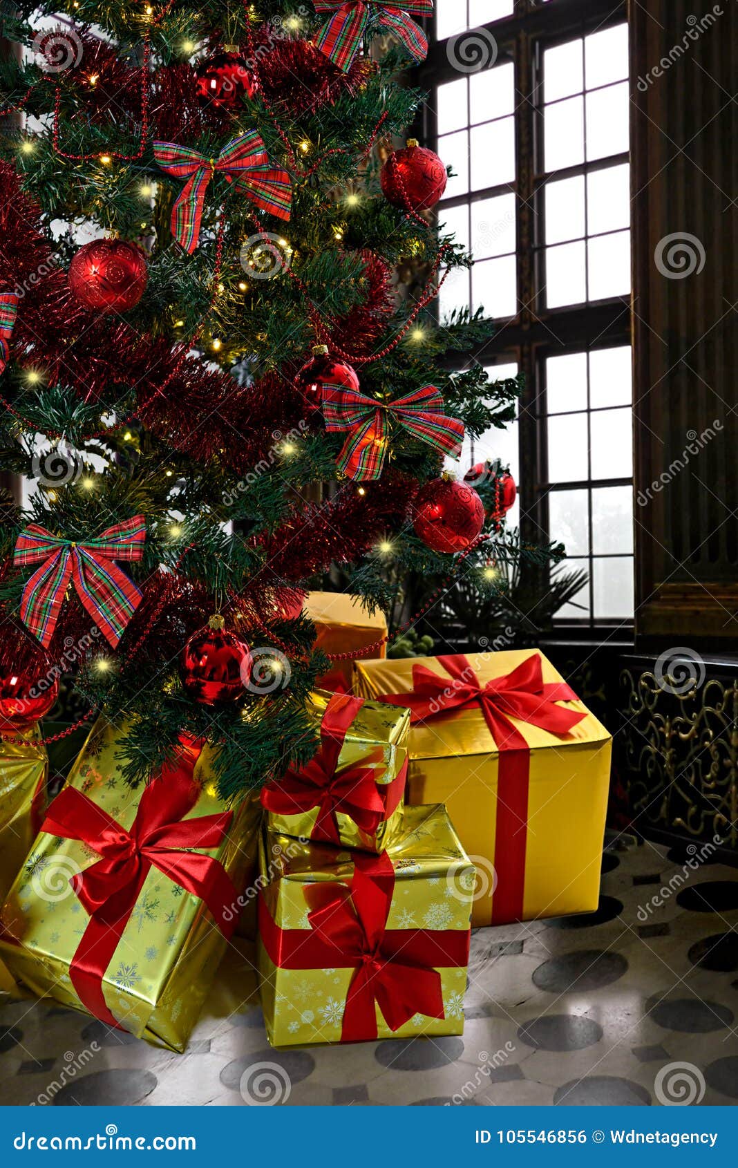 aprender Querer por otra parte, Regalos De Lujo Debajo Del árbol De Navidad Foto de archivo - Imagen de  iluminado, adorne: 105546856