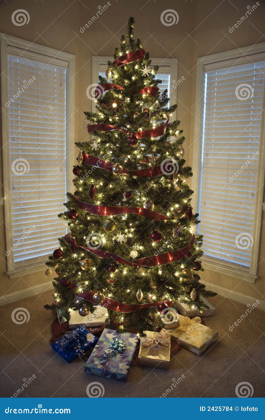 desconectado Enfermedad foro Regalos De Navidad Bajo árbol. Foto de archivo - Imagen de celebraciones,  estaciones: 2425784