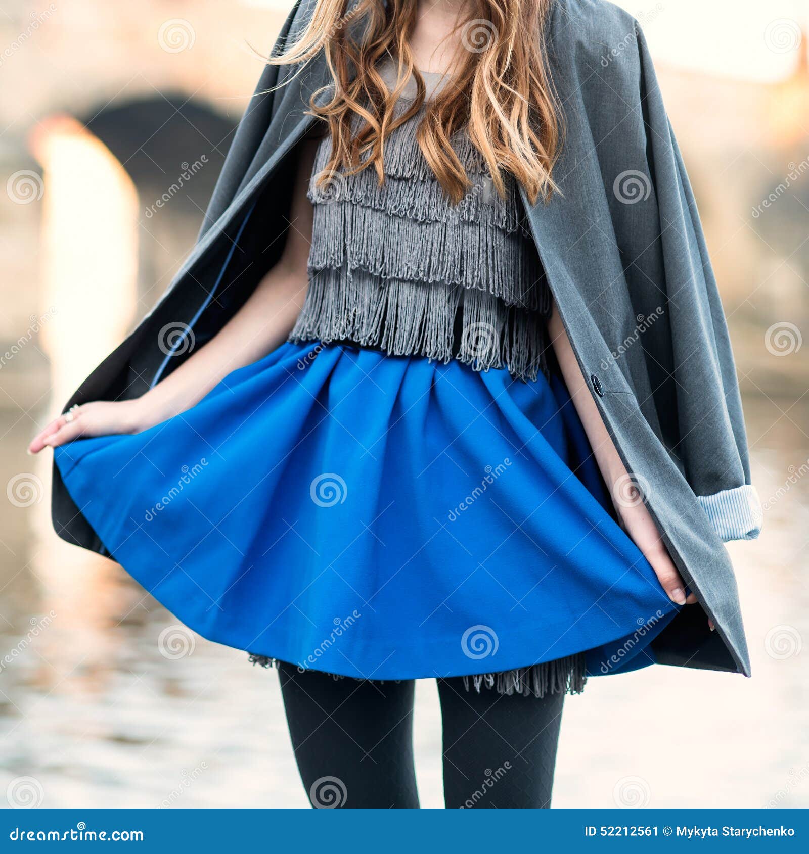 Regard De Mode De Rue Avec La Jupe Bleue La Veste La Robe Et Les Collants Noirs Image Stock