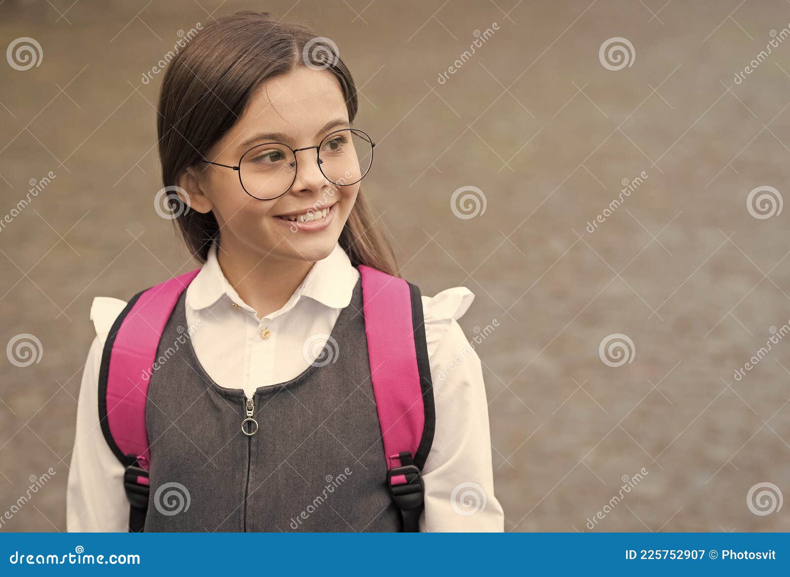 Regard Nerveux. Enfant Heureux Porter Des Lunettes En Uniforme. Retour à  L'école. Nerf Mignon. Mode Scolaire. 1er Septembre. Beaut Image stock -  Image du magnifique, salon: 225752907