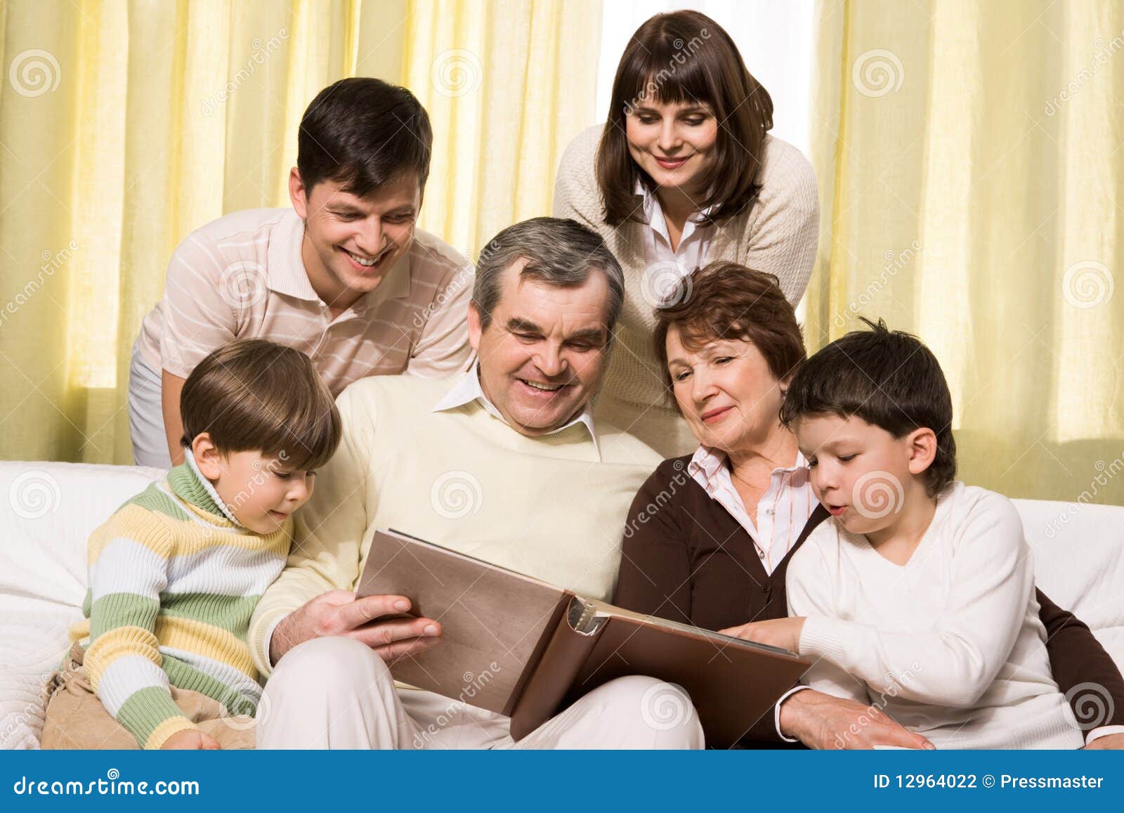 Regard Par L'album De Famille Photo stock - Image du enfant, masculin:  12964022