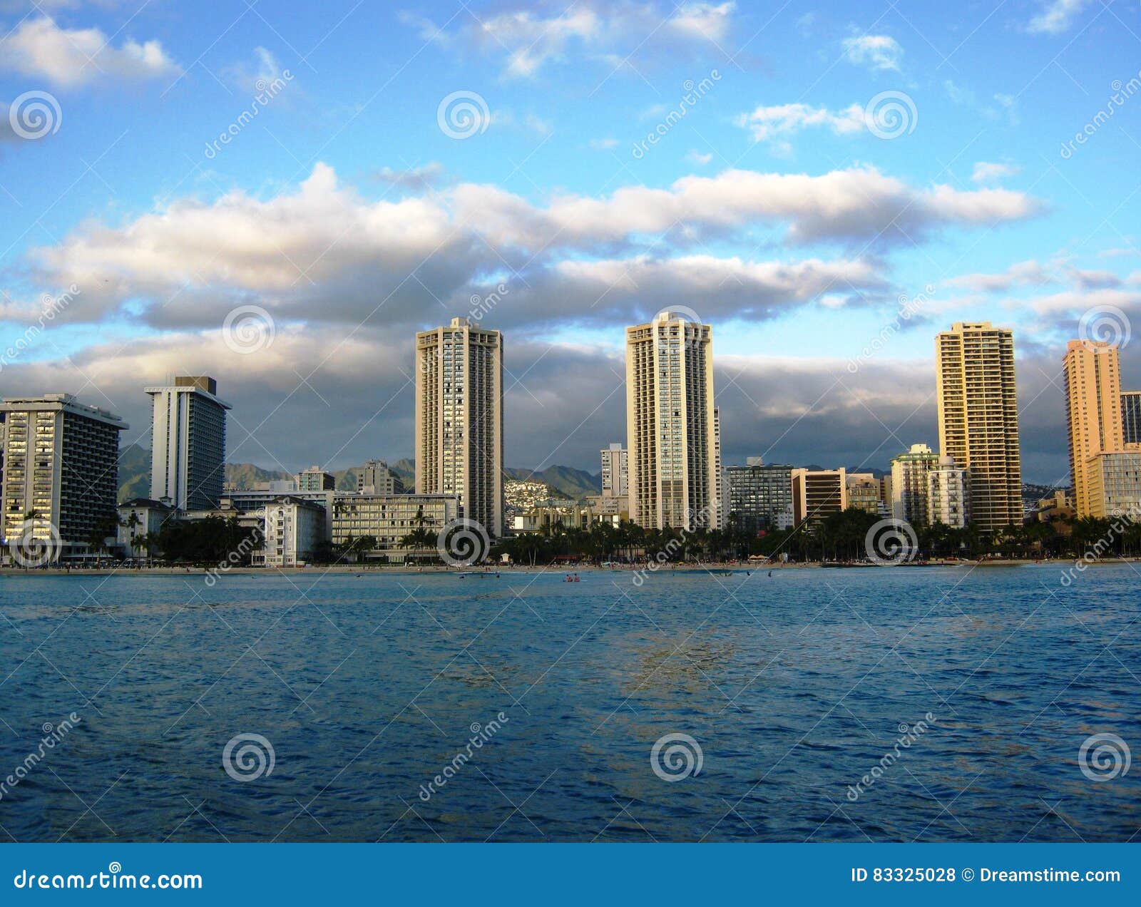 Regard vers la plage de Waikiki du Pacifique. Sur un catamaran, regardant vers la plage de Waikiki du Pacifique L'eau bleue, hôtels majestueux