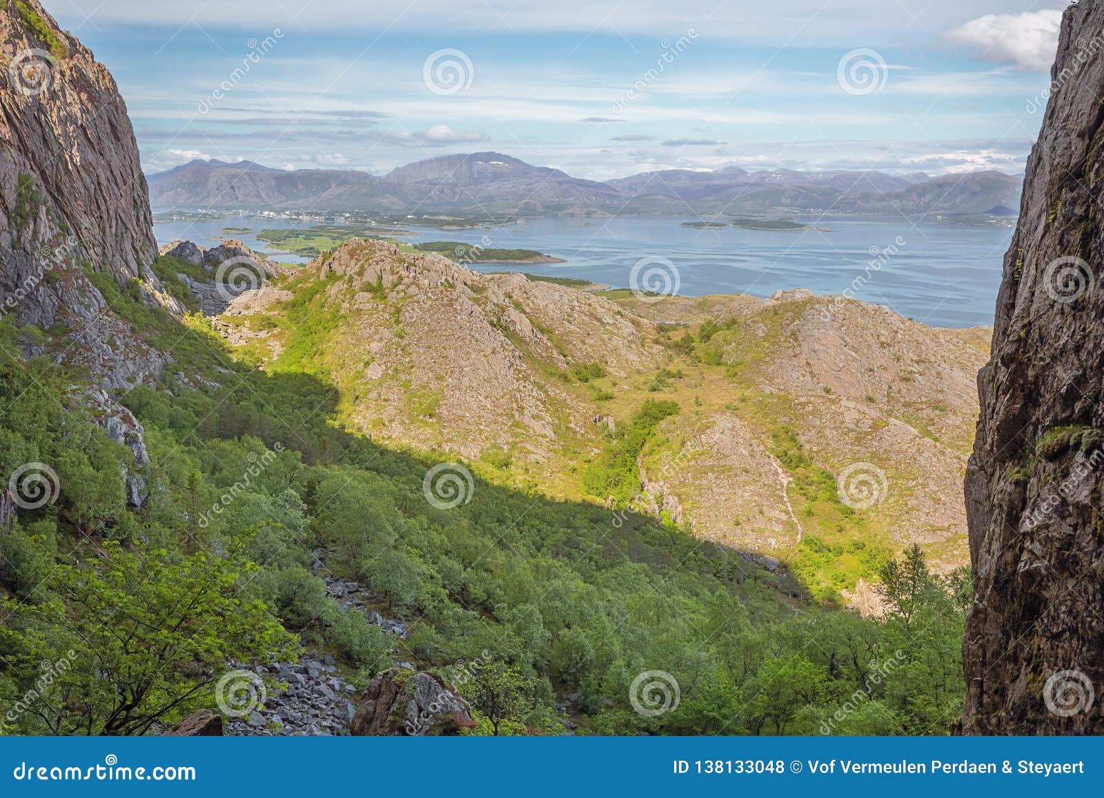 Regarder Bronnoysund de l'entrée orientale du tunnel par la montagne de Torghatten