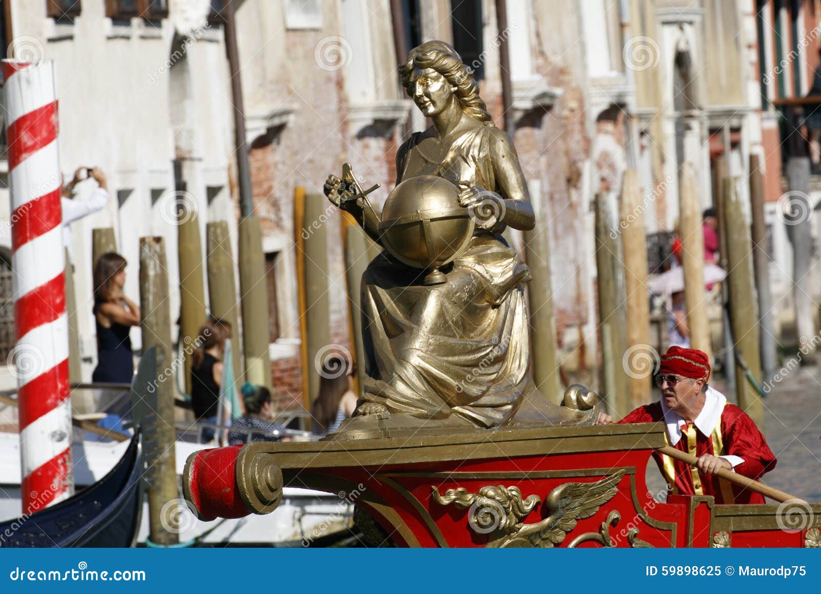 Regata Storica, Venetië. Venetië, Italië - September 6, 2015: De historische schepen openen de Regatta Storica, de belangrijkste gebeurtenis in de jaarlijkse Voga-het roeien van allaveneta kalender, op 6 September, 2015 in Venetië, Veneto, Italië