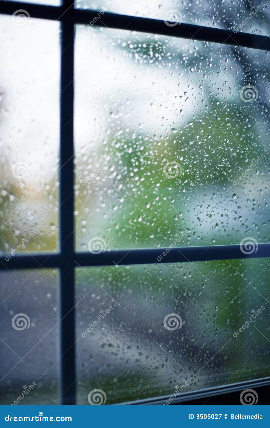 Regen auf Fenster stockbild. Bild von elemente, sicher