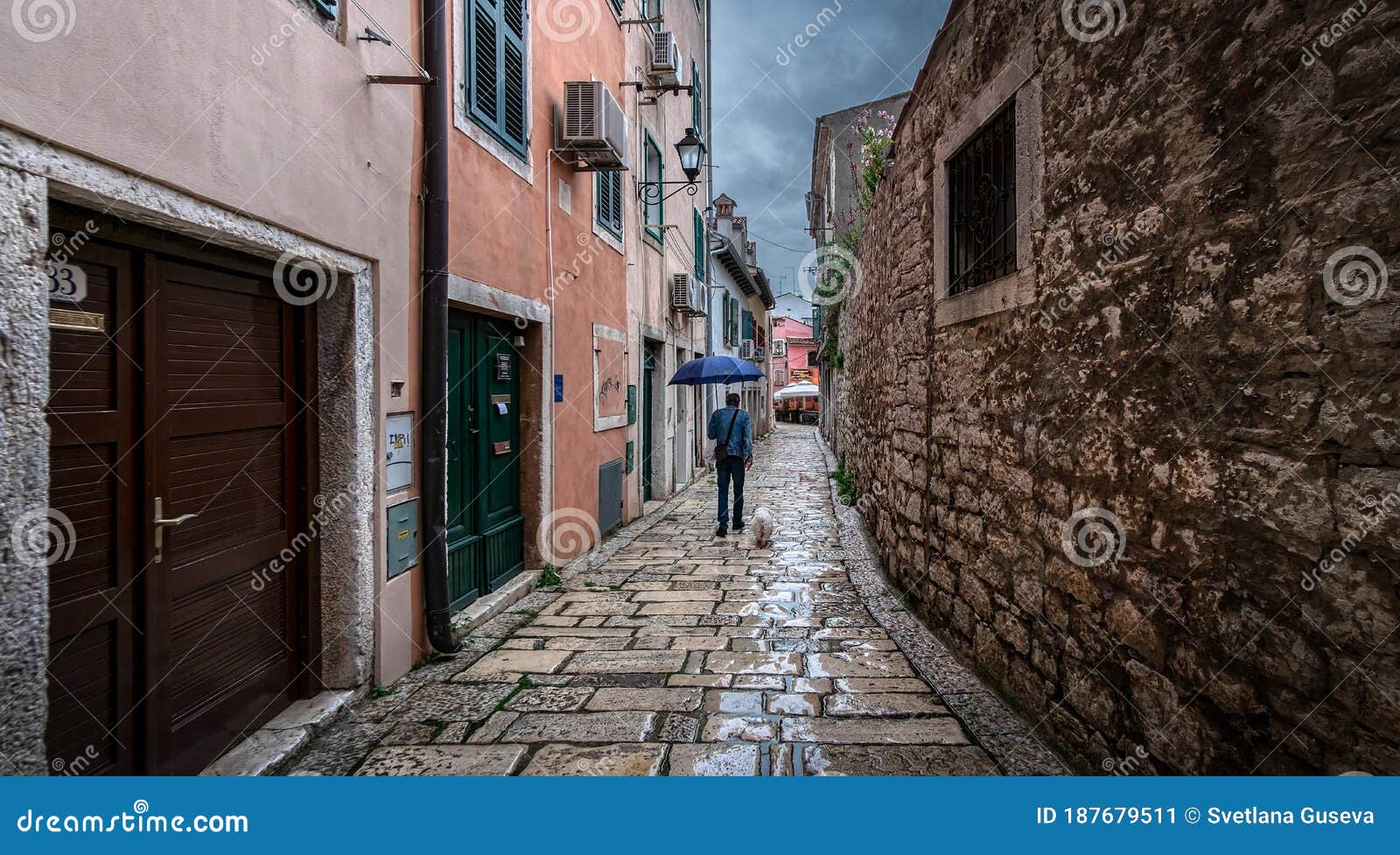 schudden Vader Sanders Regen in De Straten Van De Oude Stad Rovinj. Kroatië Redactionele Foto -  Image of toevlucht, architectuur: 187679511
