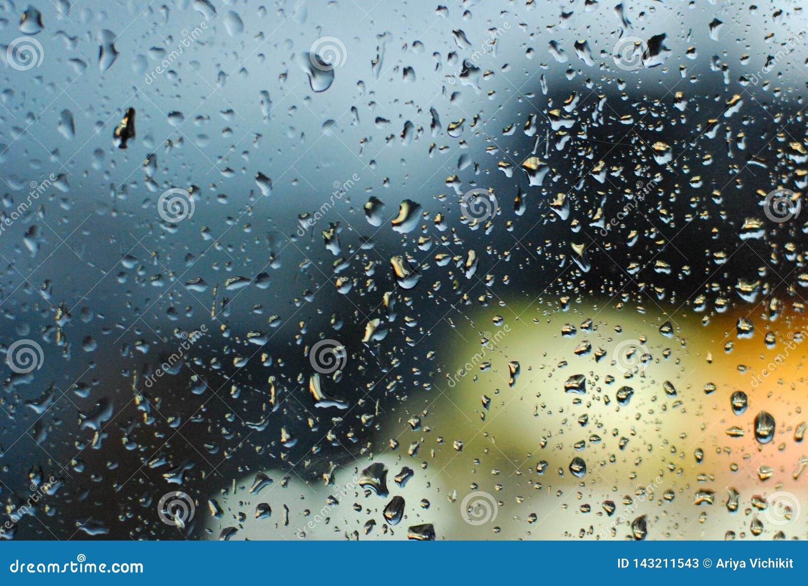 Regen F?llt Auf Fenster Mit Stra?enlicht Bokeh Hintergrund
