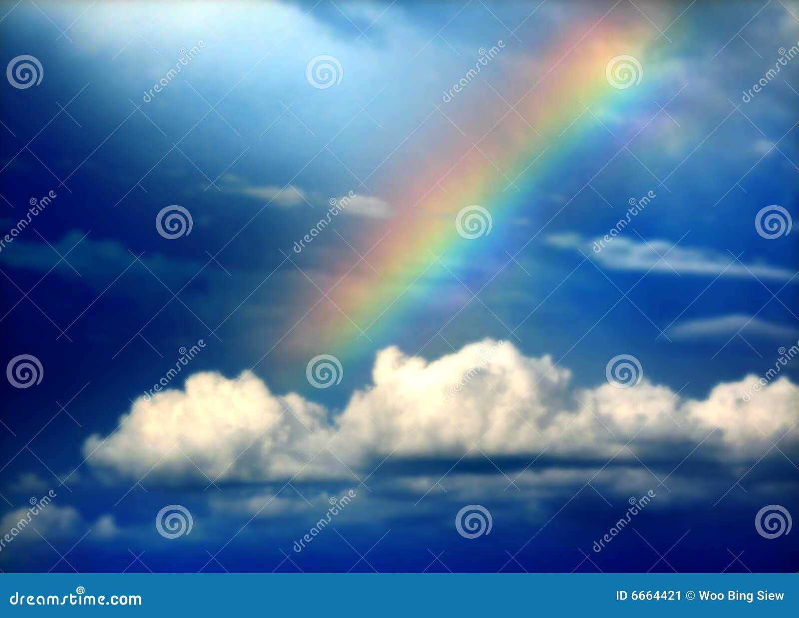 Regenbogen mit dunkelblauem Himmel