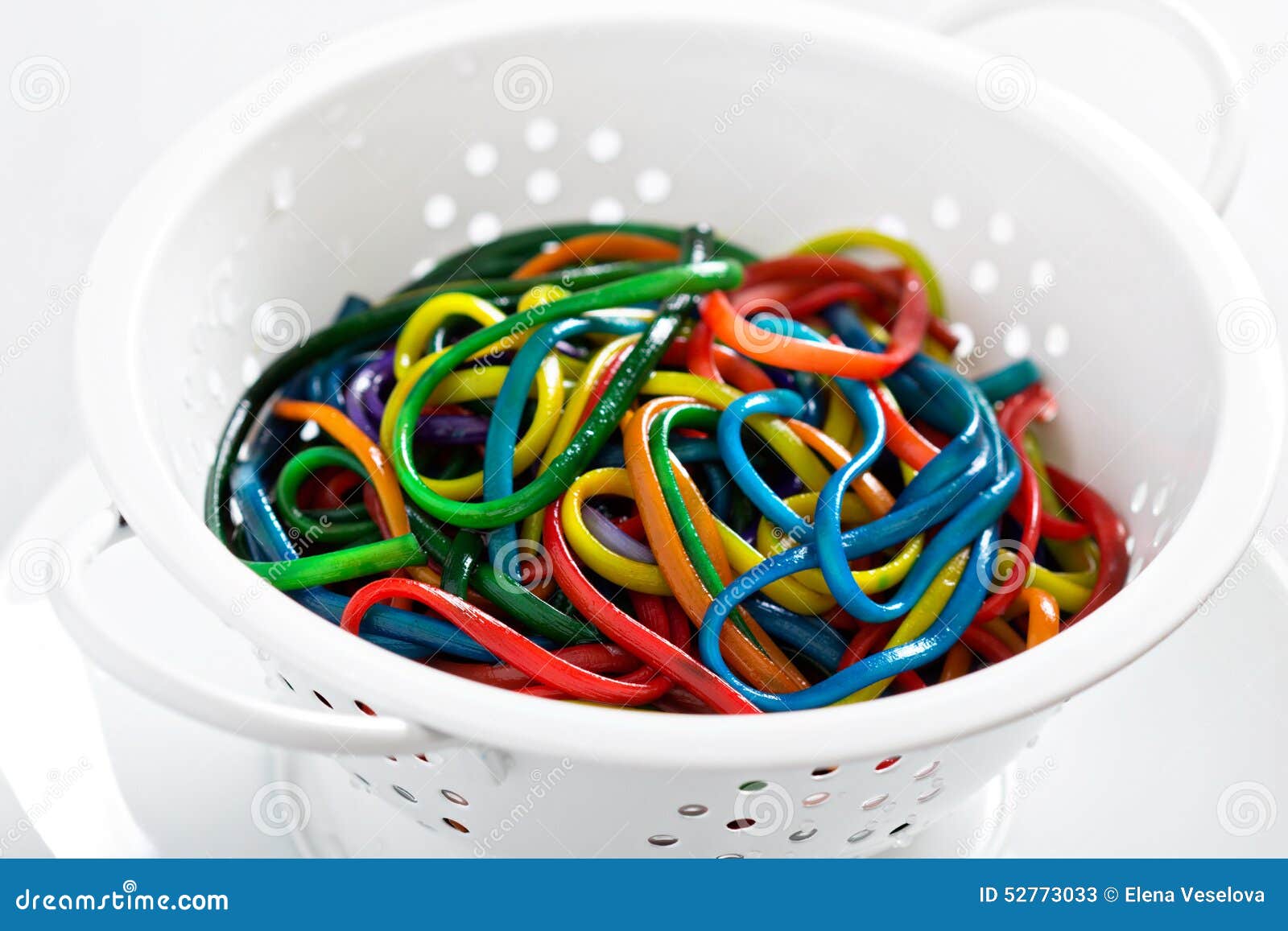 regenboog-gekleurde-spaghetti-een-vergiet-52773033.jpg
