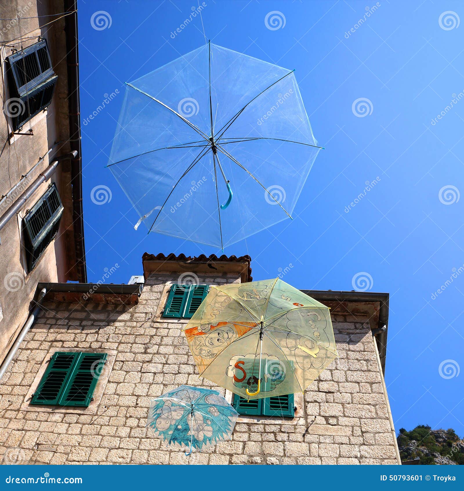 Regenschirme, die für dekoration der straÃe hängen stockfoto ... Fenstervorhaenge bunt